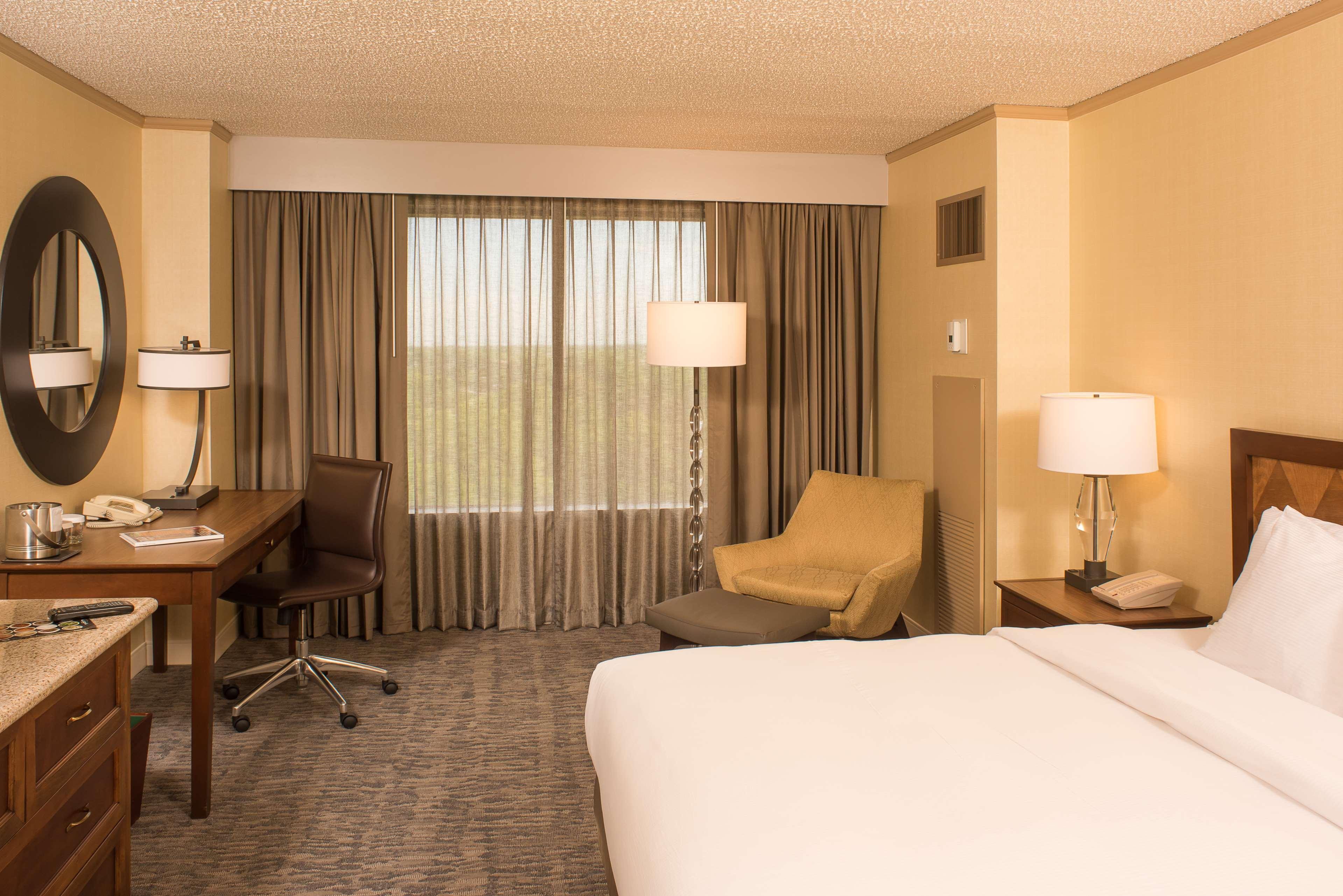 Doubletree By Hilton Tulsa At Warren Place Esterno foto