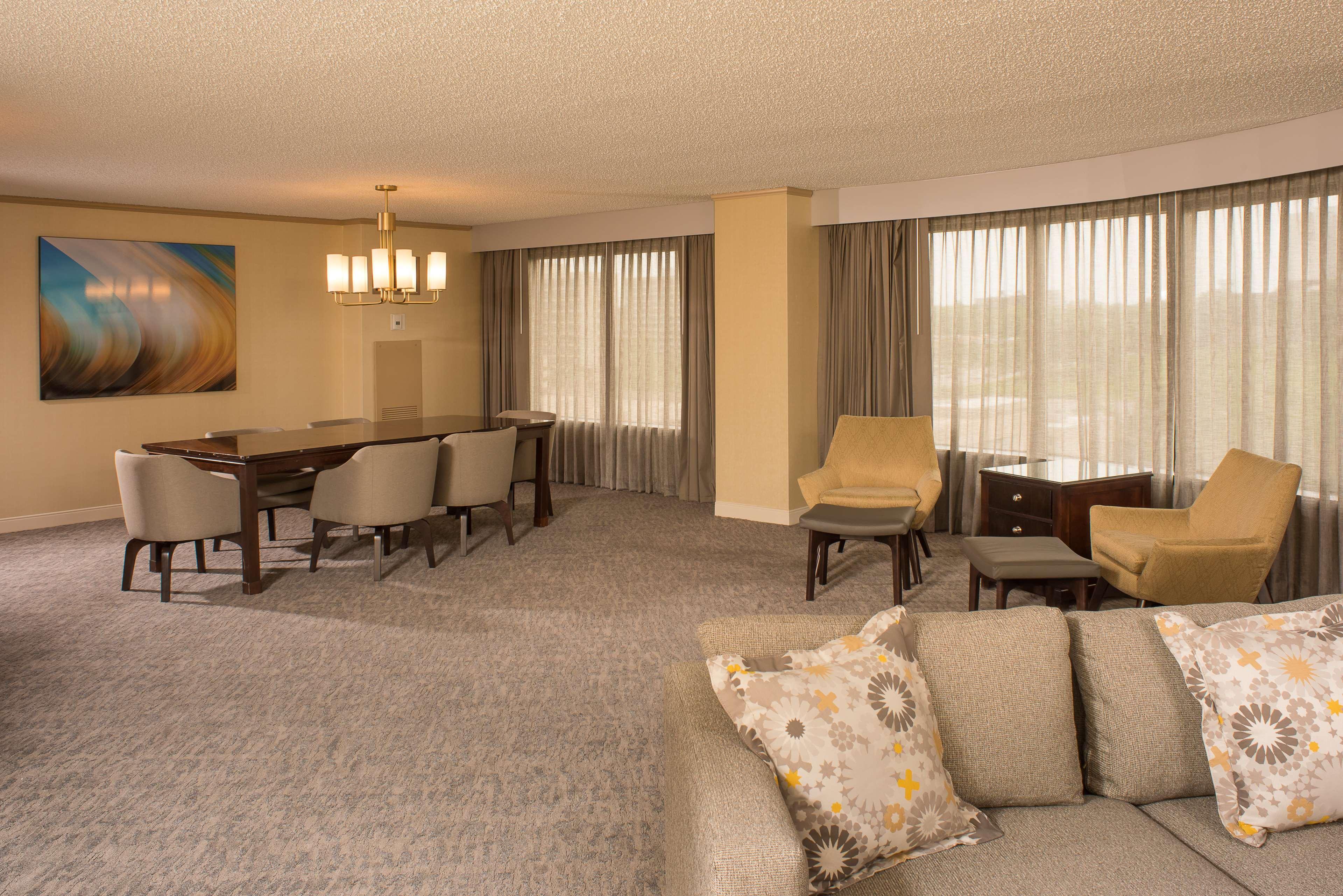 Doubletree By Hilton Tulsa At Warren Place Esterno foto