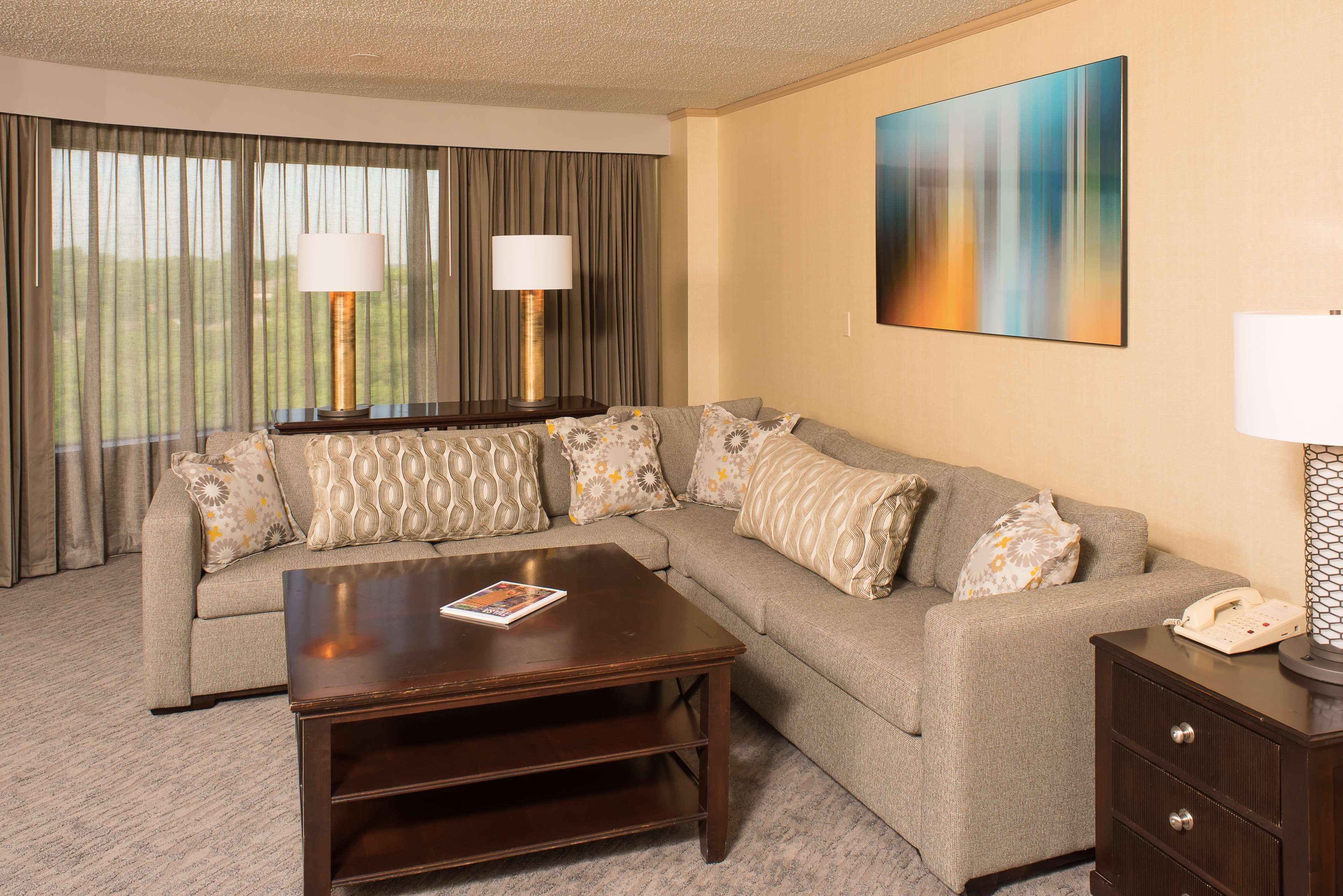 Doubletree By Hilton Tulsa At Warren Place Esterno foto
