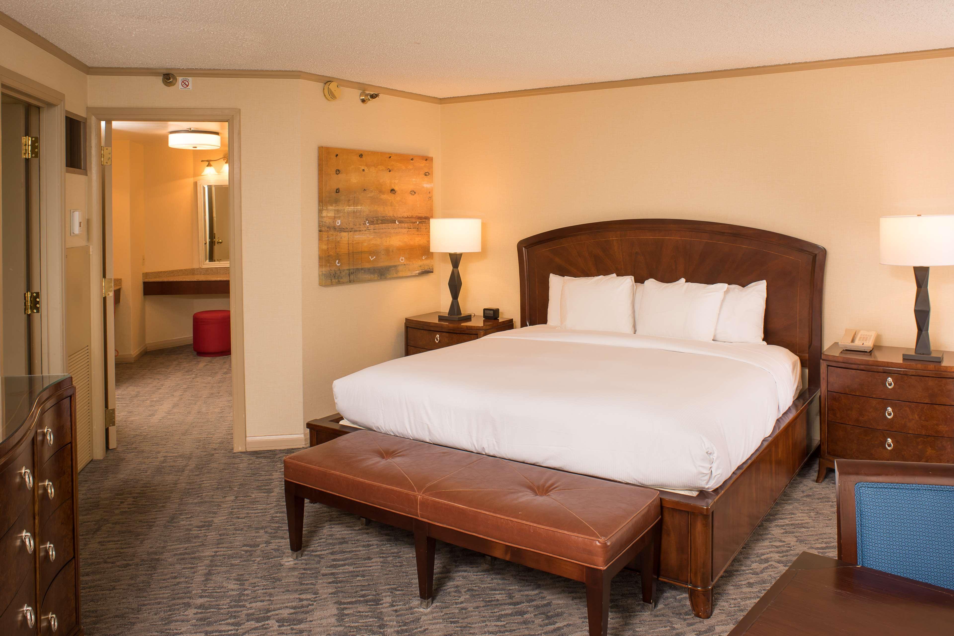 Doubletree By Hilton Tulsa At Warren Place Esterno foto