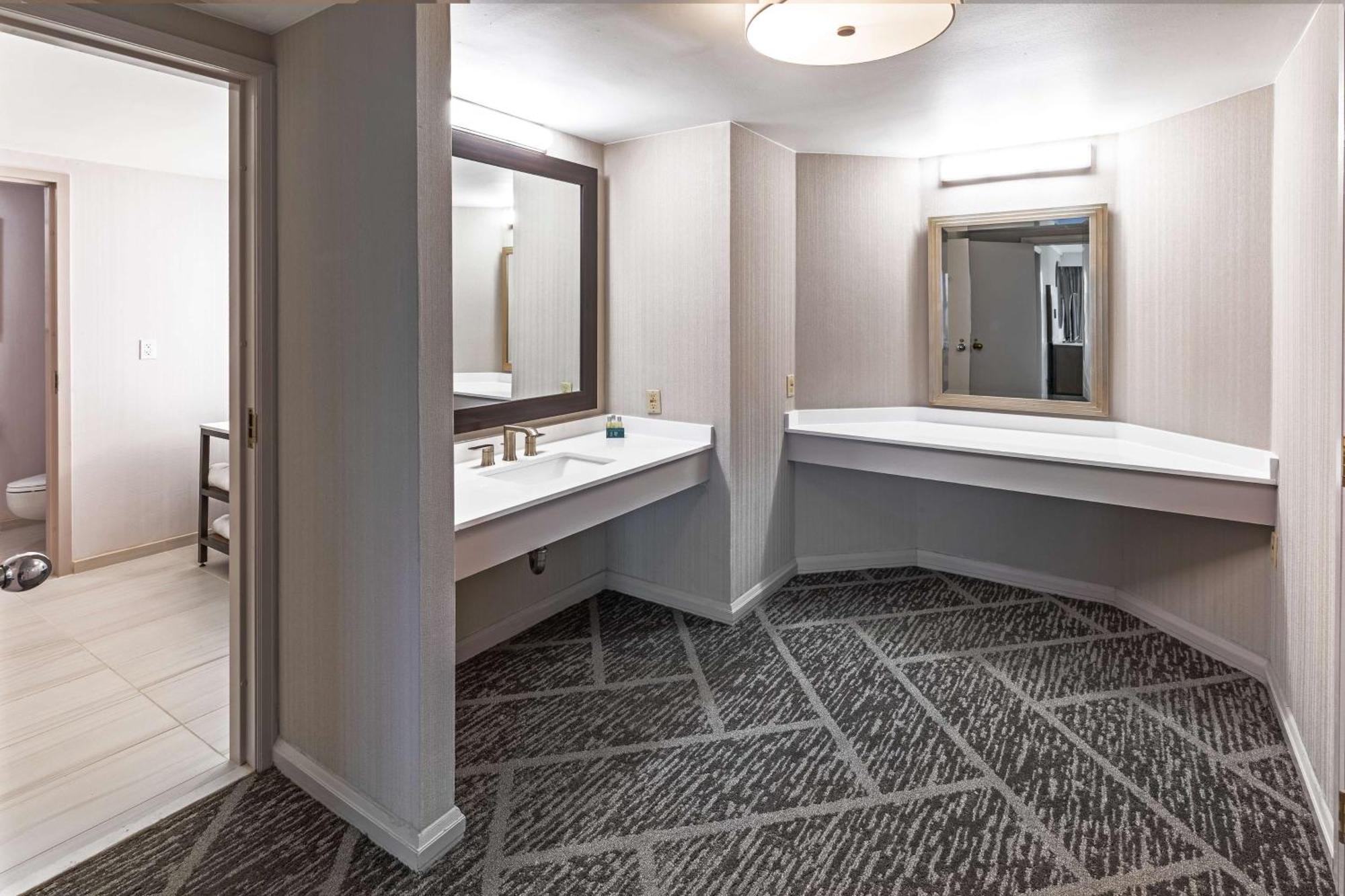 Doubletree By Hilton Tulsa At Warren Place Esterno foto