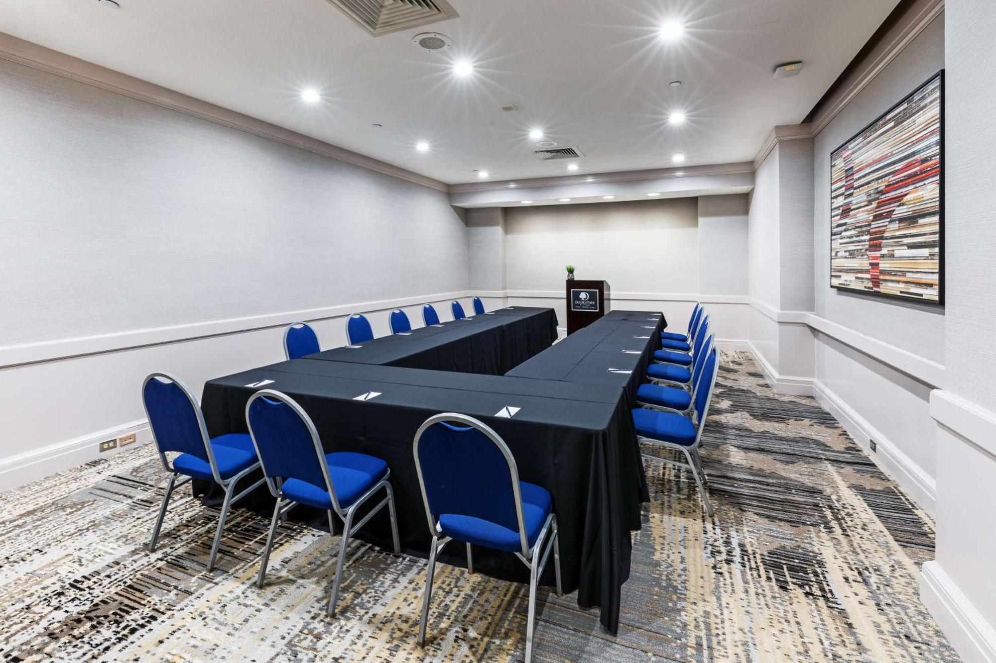 Doubletree By Hilton Tulsa At Warren Place Esterno foto
