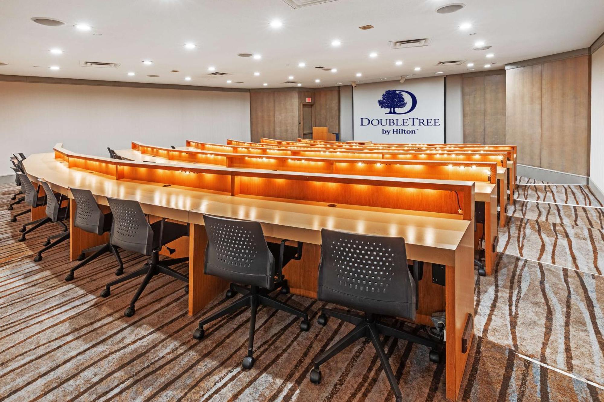 Doubletree By Hilton Tulsa At Warren Place Esterno foto